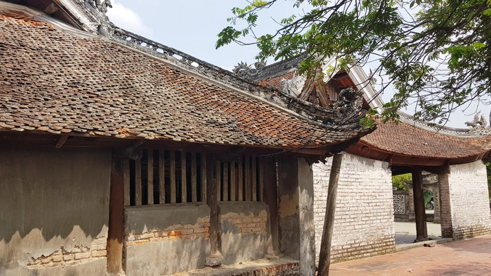 Đây là một trong những ngôi đình cổ tiêu biểu của Việt Nam, có quy mô lớn theo kiểu tiền nhất hậu đinh. Các công trình hiện còn bao gồm toà tiền tế 7 gian, toà trung đình 9 gian và 3 gian hậu cung được xây dựng vào cuối thế kỷ 18. Hiện vật của đình còn nhiều cổ vật có giá trị đặc biệt là tấm bia Hành tại đình bi được khắc vào năm Chính Hoà thứ 10 (1689).