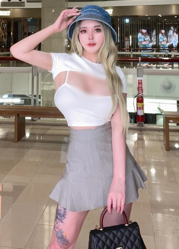 Hot girl Băng Băng, người Trung Quốc, nổi tiếng với khuôn mặt xinh xắn, vòng một khủng, vòng eo con kiến và hình xăm lớn, kéo dài khắp đùi phải. (Nguồn ảnh: IG)