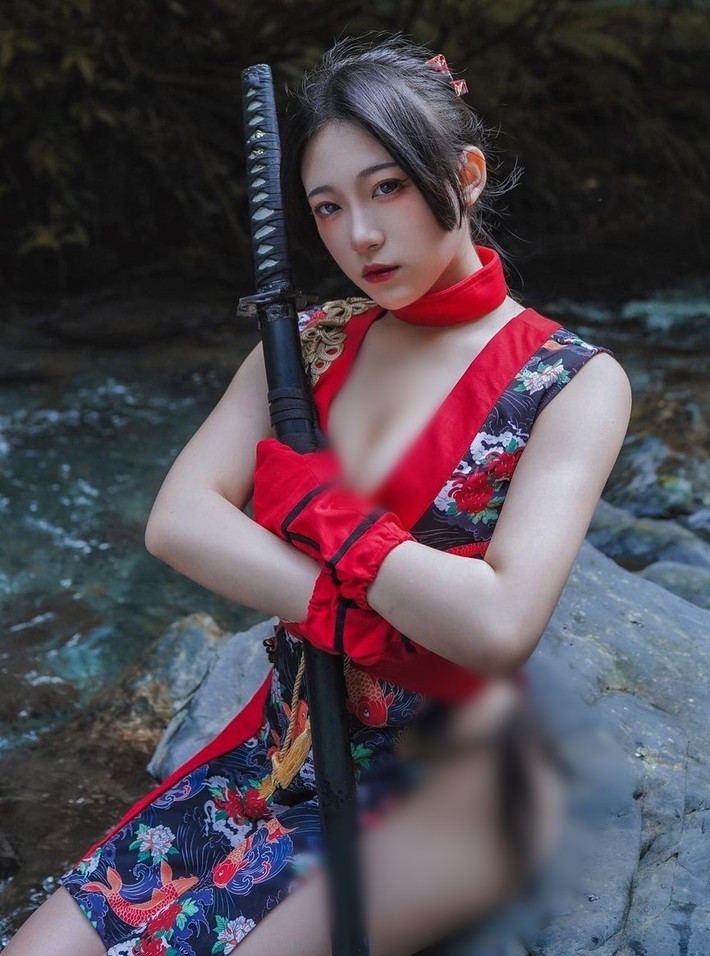 Mới đây, những hình ảnh hot girl Lăng Thần, người Đài Loan, hóa thân thành nữ chiến binh "tắm tiên" giữa rừng gây được sự chú ý lớn của cộng đồng mạng. (Nguồn ảnh: IG)
