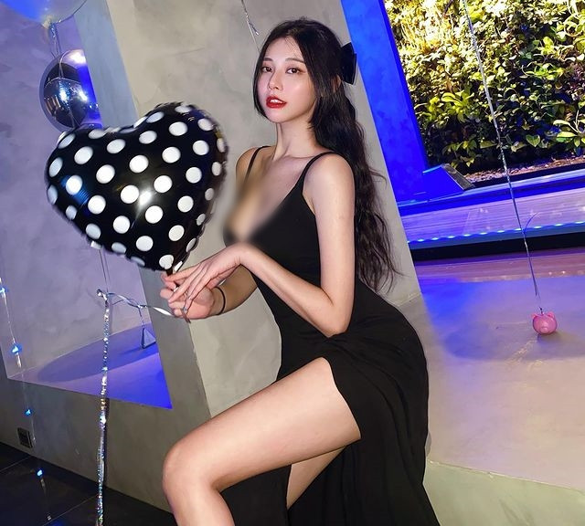 Họ cho rằng hot girl cố tình chiêu trò, đánh tráo khái niệm, ăn mặc phản cảm xuống phố, gây nhức mắt cho người đi đường.