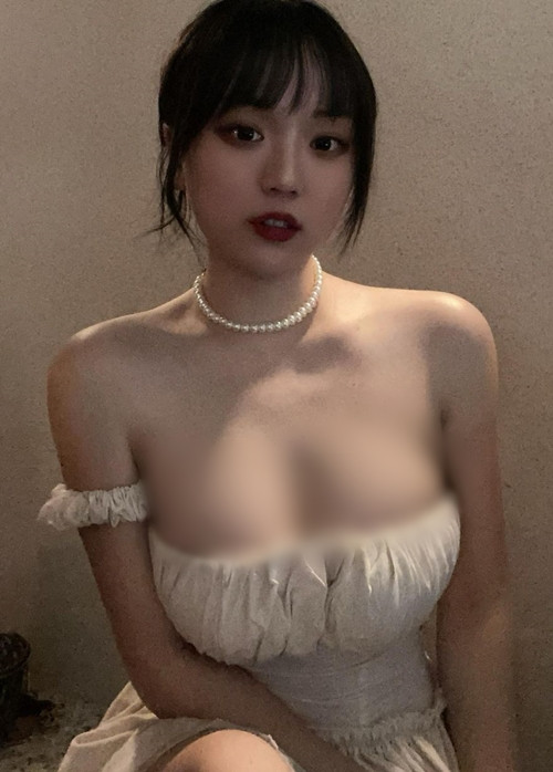 Dù diện bất cứ trang phục nào, hot girl cũng không bao giờ quên phải tôn vòng một siêu đầy đặn.