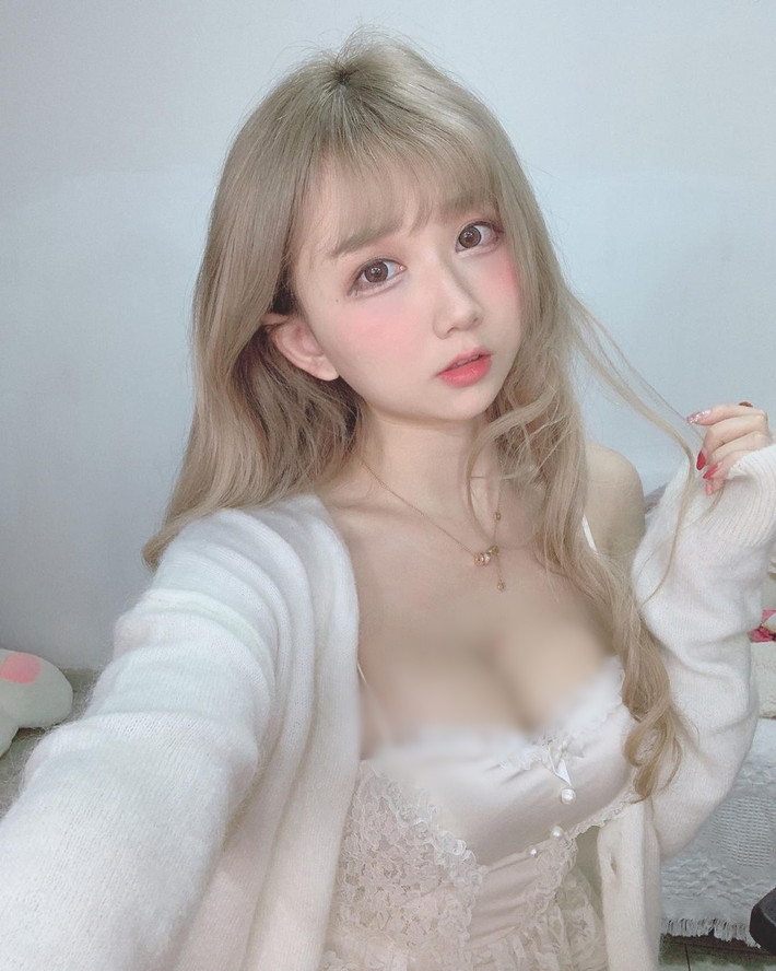 Cô nàng sở hữu khuôn mặt xinh đẹp ngây thơ, trong sáng như búp bê với đôi mắt to tròn, sống mũi cao thẳng, khuôn mặt trái xoan bầu bĩnh.