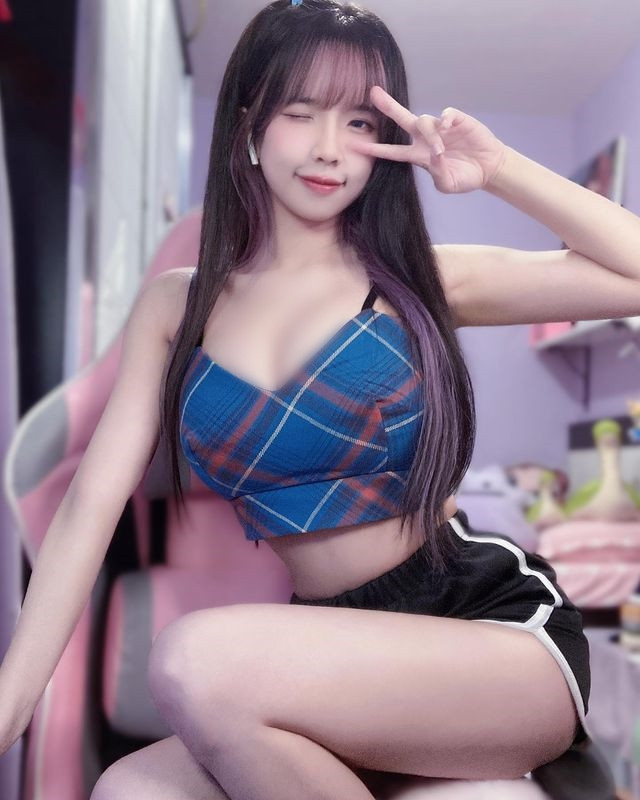 Cô nàng là một trong những streamer game online cực nổi tiếng, được fan hâm mộ nói riêng và cư dân mạng nói chung ưu ái gọi là " Trưởng thôn Zi Ling".