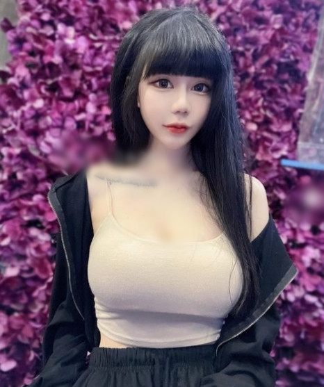 Khi đi dạo phố, Tiểu Đóa sẽ khiến mọi người phải quay đầu lại ngắm nhìn cô vì quá xinh đẹp, gợi cảm.