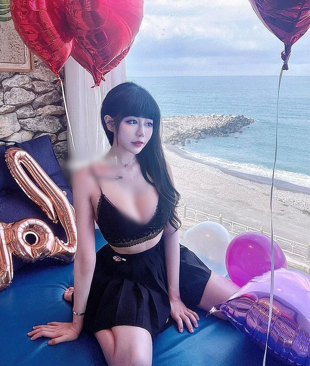 Cô nàng không chỉ có mặt xinh, dáng chuẩn mà còn hát hay, múa dẻo.