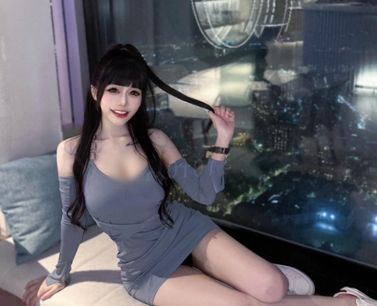 Các fan hâm mộ của Tiểu Đóa thường xuyên bắt gặp cô nàng mặc đồ bó sát làm nổi bật đường cong nuột nà.