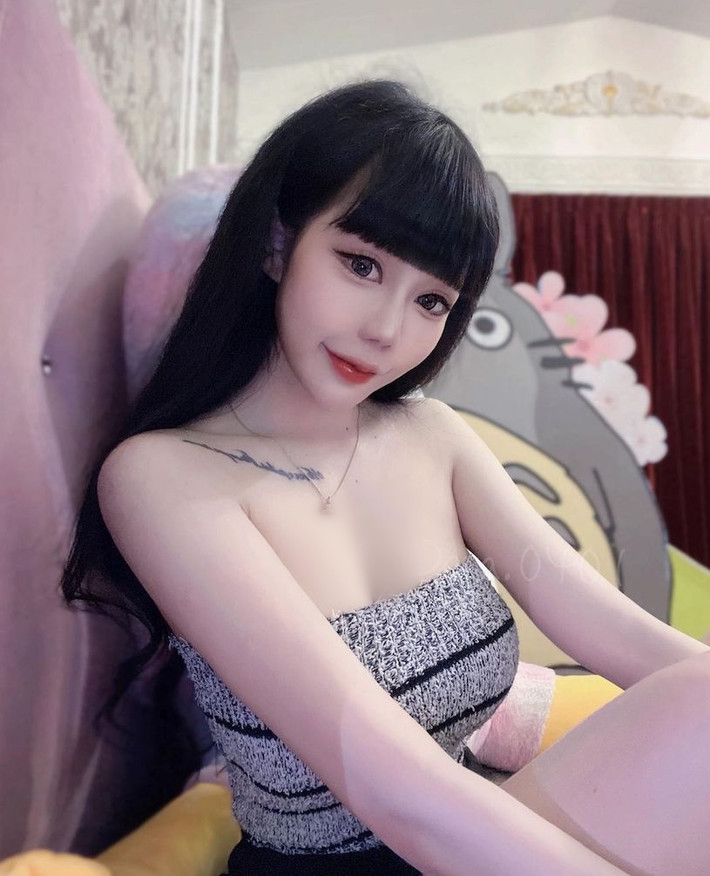 Cô nàng sở hữu khuôn mặt tinh xảo như búp bê, làn da trắng nõn mịn màng và đặc biệt là thân hình đồng hồ cát đẹp mê mẩn.