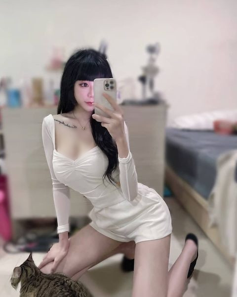 Tiểu Đóa cũng rất yêu động vật, cô nàng thường xuyên chia sẻ hình ảnh mình ôm mèo, dắt chó đi dạo.