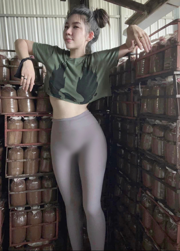 Mới đây, hot girl Thái Lan Niparat Konyai tiếp tục tung ra loạt ảnh diện đồ tập để làm việc trong trại nấm, thu hút đông đảo sự quan tâm, chú ý của mọi người. (Nguồn ảnh: IG)