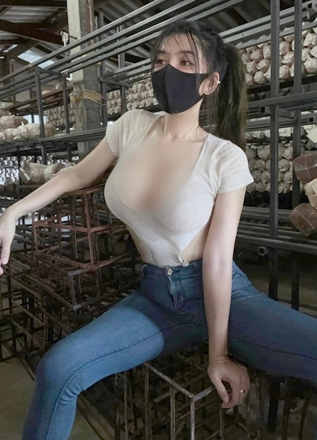 Cô nàng nổi lên nhờ những bức ảnh ăn mặc phản cảm, lố bịch khi làm nông. Trang IG và FB của Niparat Konyai mới đầu chỉ có vài chục ngàn người theo dõi.