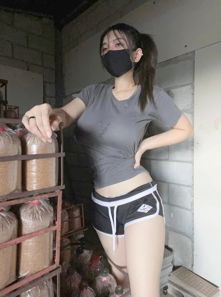 Đồng thời mặc vậy cũng giúp cô khoe được tối đa vẻ đẹp cơ thể, phô diễn được "nét đẹp lao động" của cô.
