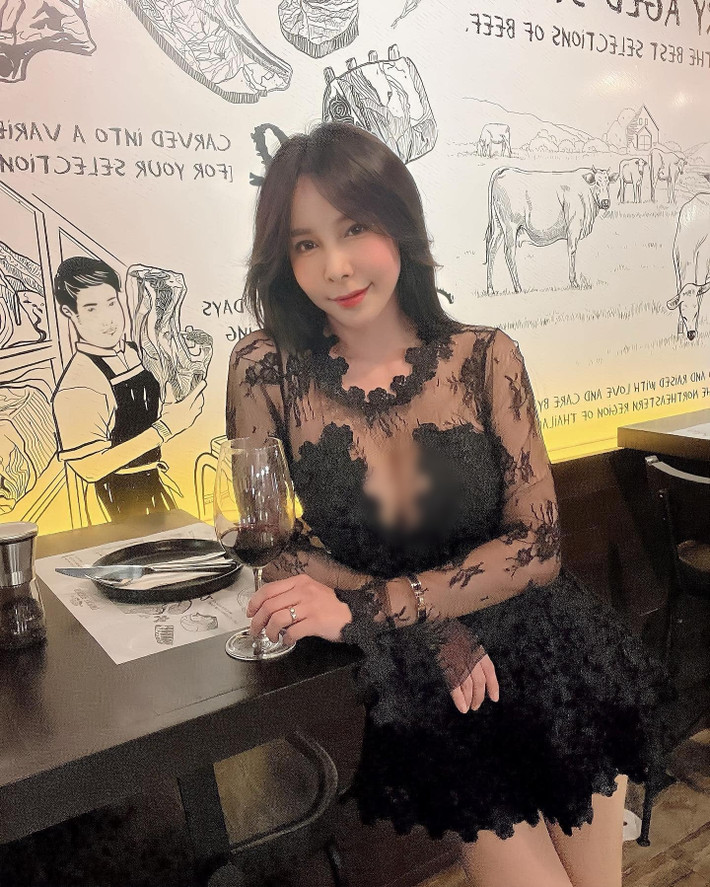 Theo Skykikijung, làm người nổi tiếng phải tạo được chủ đề bàn tán, bộ đồ tập của cô quả thật hở hang nhưng cô cũng không diện ra ngoài đường.