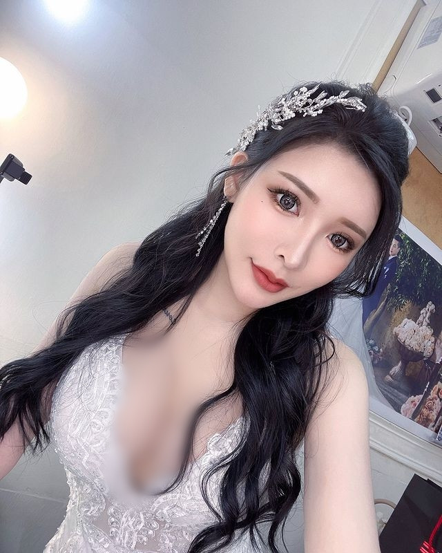 Dù bị chỉ trích là người theo con đường hắc hồng (nổi tiếng đi kèm tai tiếng), hot girl này vẫn không mấy quan tâm.
