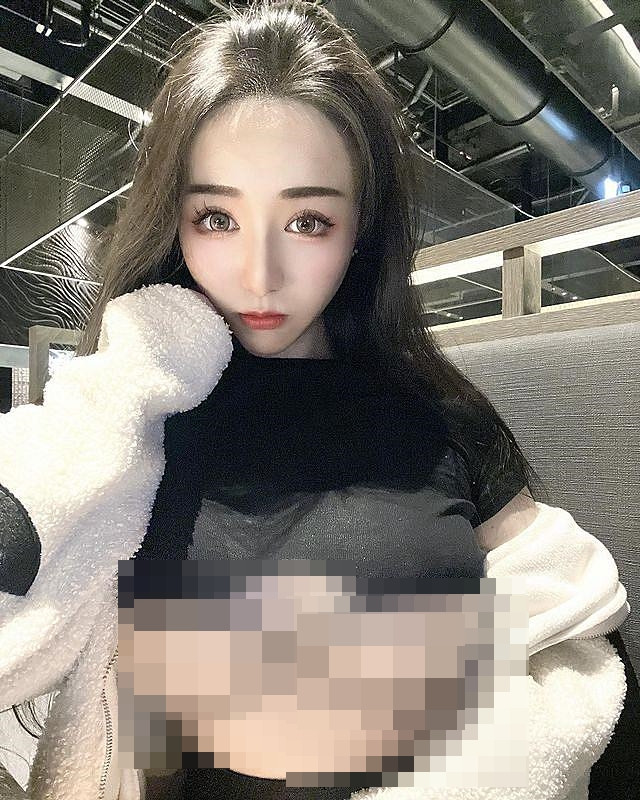 Đặc biệt, cô nàng có gu thời trang táo bạo, nóng bỏng. Dạo một vòng trên trang cá nhân, có thể thấy rõ ràng, Yumi cực chuộng những thiết kế giúp cô nàng khoe được vòng một đồ sộ.