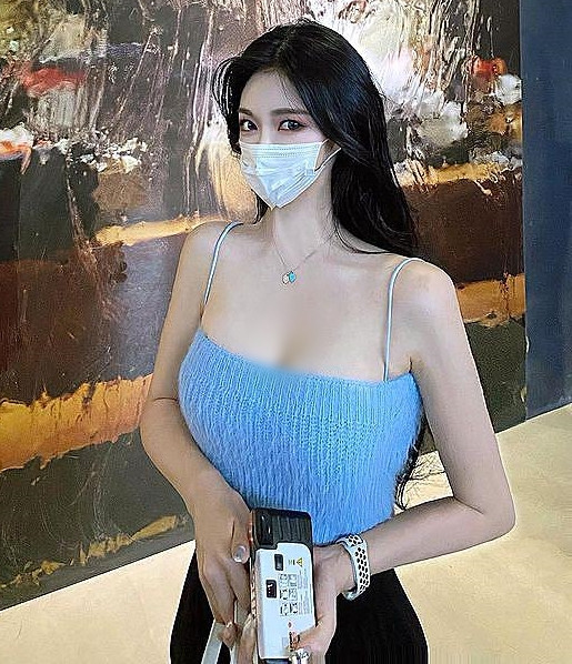 Đặc biệt, duyên người qua đường của cô nàng càng ngày ngày tốt hơn.
