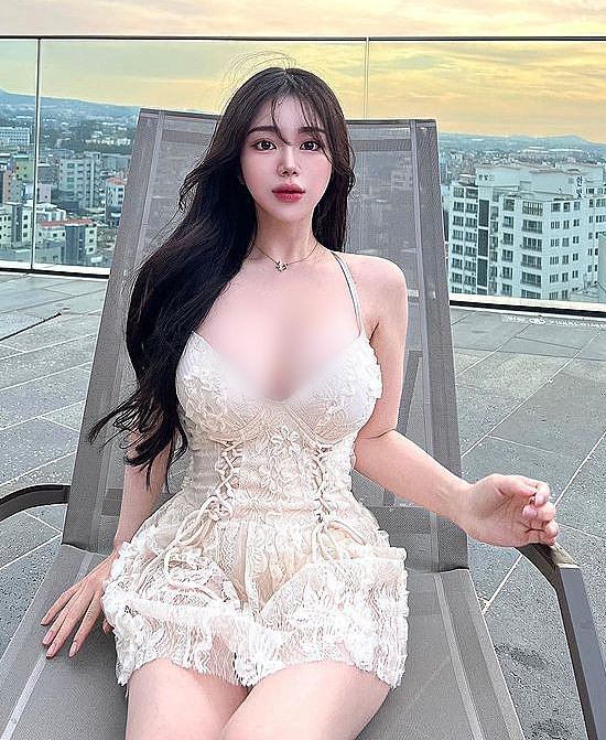 Thời trang của hot girl cũng khá đa dạng, phong phú. Lúc thì gợi cảm, nữ tính, khi lại cá tính, khoẻ khoắn.