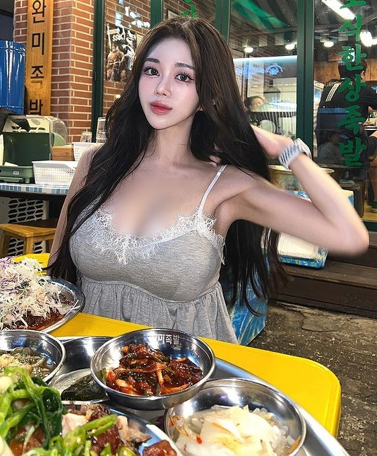 Sở hữu trang cá nhân có gần 120.000 người theo dõi, hâm mộ, các fan của Jin Yeong đều vô cùng tự hào vì vẻ đẹp hoàn hảo của cô nàng.