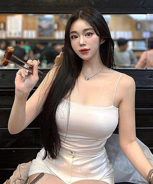 Jin Yeong, người Hàn Quốc, nổi tiếng là hot girl mặt xinh như búp bê và dáng hình chữ S đẹp chuẩn mực.