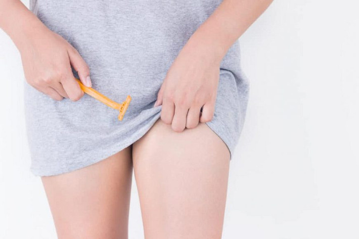 Thứ ba là lông vùng kín. Khi nói đến vùng kín, việc triệt lông khu vực này có thể khiến một số người rất xấu hổ. Tuy nhiên, một số bạn nữ lại thích cạo lông vùng kín vào mùa hè, vì cho rằng điều này có thể giúp vùng kín thoải mái hơn, hơn nữa mặc đồ tắm cũng không sợ lộ điểm nhạy cảm.
