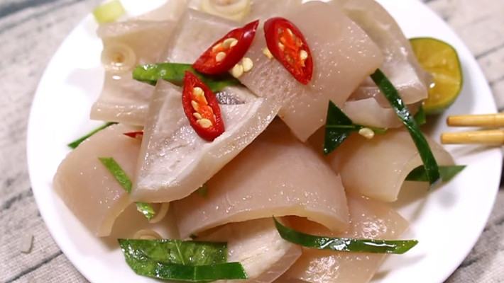 2. Tăng huyết áp Vì bì lợn cũng có chất béo, những người bị xơ vữa động mạch, huyết áp cao không nên ăn, bởi ăn vào dẫn đến hàm lượng mỡ trong máu người quá cao, từ đó làm hẹp lòng mạch và gây rối loạn lưu lượng máu.