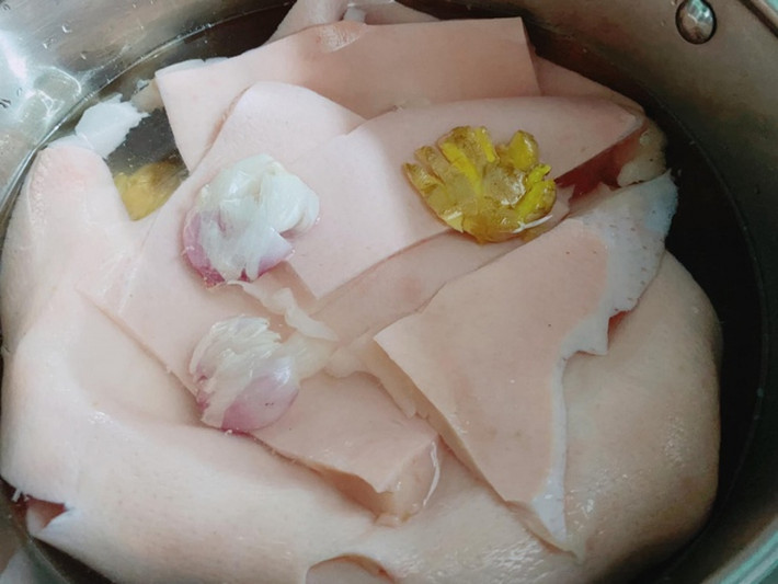 Các nghiên cứu y học hiện đại có liên quan cũng đã chỉ ra rằng bì lợn có chứa glycogen, có thể bảo vệ sức khỏe của mạch máu, tăng cường độ đàn hồi của mạch máu, ngăn ngừa tắc nghẽn mạch máu, từ đó ổn định lượng đường trong máu, lipid máu và huyết áp. Chỉ cần ăn uống hợp lý là có thể kiểm soát ổn định lượng chất béo, không lo béo phì.
