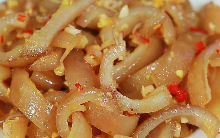 Y học cổ truyền Trung Quốc có ghi, bì lợn có tính hàn, vị ngọt, tác dụng dưỡng âm, dưỡng huyết, đẩy nhanh quá trình lưu thông máu, giúp giãn nở mạch máu, giảm tổn thương thành mạch bên trong, ổn định huyết áp, giảm lipid máu, hạ đường huyết, ngăn ngừa các bệnh tim mạch, mạch máu não.