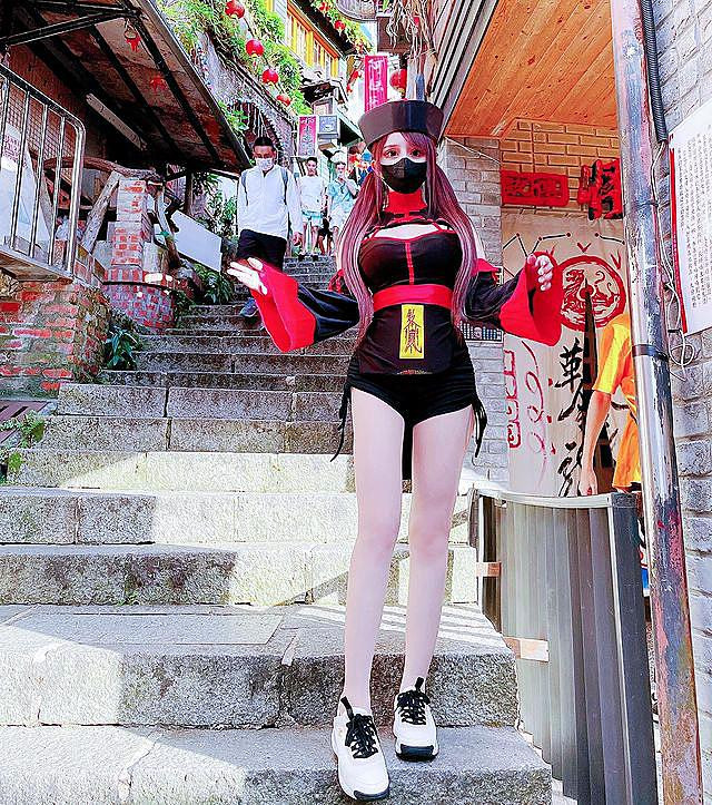 Ngay sau đó, danh tính cô nàng được tìm ra, đó là hot girl Phấn Phấn. Trước đó, cô nàng cũng từng gây chú ý khi hóa thân thành nàng "xác sống cương thi" gợi cảm.