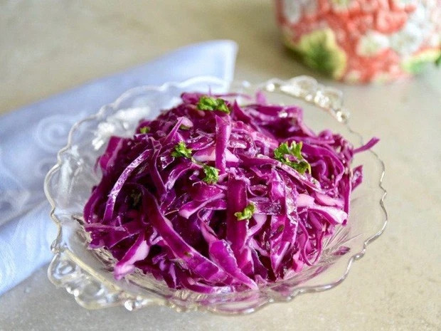 Loại rau này chứa chất phytochemical, chất dinh dưỡng, chất chống oxy hóa, vitamin và khoáng chất là thiamin, folate, canxi, magiê, mangan, riboflavin, sắt, kali, vitamin A, vitamin E, vitamin C, vitamin K và vitamin B và chất xơ.