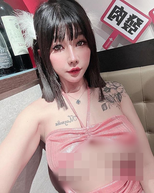 Đồng thời, cư dân mạng cũng bày tỏ thắc mắc, dù tàu điện không quy định rõ ràng về trang phục nhưng việc mặc quá hở hang gây ảnh hưởng đến người khác liệu có phạm pháp hay không?