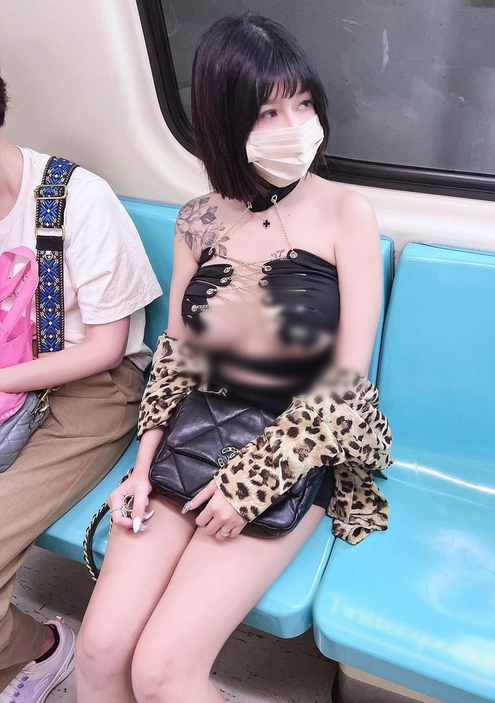Mới đây, cư dân mạng lan truyền những hình ảnh về một hot girl cố tình cởi chiếc áo sơ mi da báo khoác bên ngoài, để lộ chiếc áo quây cực hở hang bên trong.