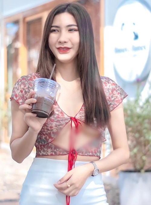 Minicha Nattanicha cũng không ngại chạy theo xu hướng, diện mốt hở chân ngực, quần áo phong cách xuyên thấu.