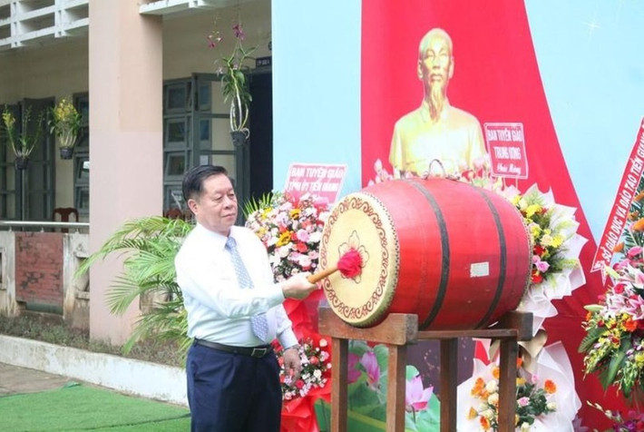 Dự lễ khai giảng tại Trường THCS Tân Phú, huyện Tân Phú Đông, tỉnh Tiền Giang, Thượng tướng Nguyễn Trọng Nghĩa - Bí thư Trung ương Đảng, Trưởng Ban Tuyên giáo Trung ương nhấn mạnh: “Học để tiếp thu tri thức, đóng góp tích cực vào sự phát triển của địa phương và đất nước. Học để cư xử với nhau chan hòa, tương thân, tương ái, "trọng nghĩa khinh tài" và hiếu khách".
