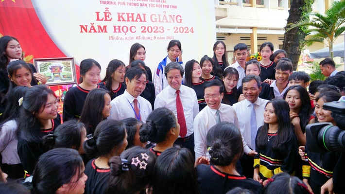 “Tôi luôn đặt niềm tin vào các em. Tôi nhìn thấy tương lai tươi sáng của Tổ quốc mình trong sức sống căng tràn và trong những ước mơ, hoài bão cao đẹp của các em", Chủ tịch nước nhắn gửi và bày tỏ mong muốn "các cô giáo, thầy giáo hãy luôn giữ vững niềm đam mê, tâm huyết với nghề, bản lĩnh vượt qua mọi trở ngại, khó khăn, đóng góp nhiều hơn nữa cho sự nghiệp trồng người cao quý" và mong các bậc phụ huynh vì tương lai của con mình, hãy đồng hành với nhà trường và xã hội trong giáo dục, chăm lo cho các em.