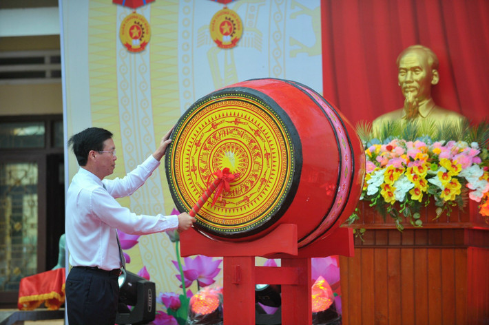 Chủ tịch nước Võ Văn Thưởng “cần quan tâm, đầu tư cho trường nội trú và bán trú”: Đến dự khai giảng tại Trường PTDT nội trú tỉnh Gia Lai, Chủ tịch nước Võ Văn Thưởng nhấn mạnh: “Việc thành lập hệ thống trường phổ thông dân tộc nội trú nói riêng và coi trọng giáo dục cho đồng bào dân tộc thiểu số nói chung là một chủ trương sáng tạo, thể hiện tư duy chiến lược, sự quan tâm to lớn của Đảng, Nhà nước dành cho con em đồng bào dân tộc thiểu số, với mục tiêu tạo nguồn cán bộ và nguồn nhân lực có trình độ cho vùng dân tộc thiểu số, miền núi”.