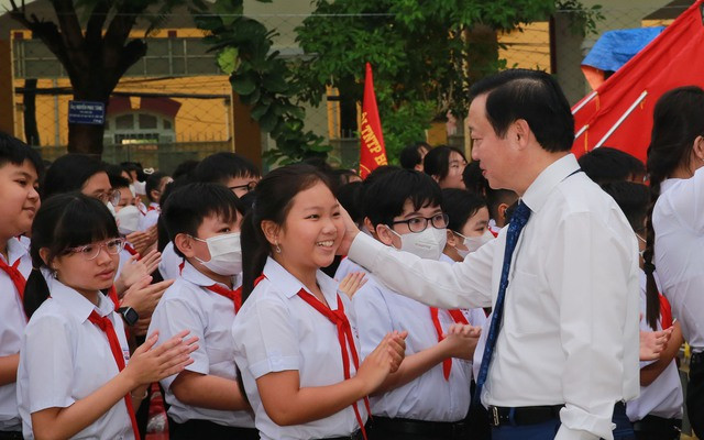 “Trong thế giới vận động không ngừng, đổi thay nhanh chóng, nơi mà các kiến thức mới, kỹ năng mới sẽ dẫn dắt các xu thế phát triển, từng em học sinh cần phát huy cao độ tinh thần tự học, tự khám phá, sáng tạo; trở thành những người học tập suốt đời, không ngừng nỗ lực cải thiện bản thân để sẵn sàng làm chủ những tri thức mới, thích ứng với những đổi thay nhanh chóng toàn cầu”, Phó Thủ tướng Trần Hồng Hà phát biểu. (Ảnh: VGP)