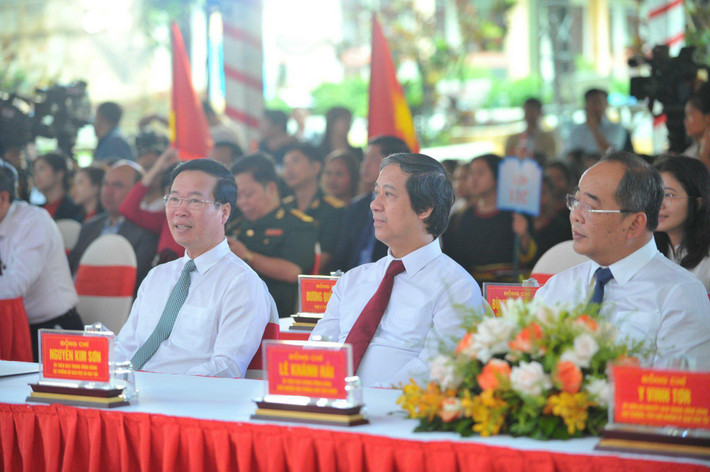 Chủ tịch nước nhấn mạnh, phải không ngừng chăm lo, quan tâm đến đời sống vật chất, tinh thần thiết thực của các em. Mỗi thầy, cô giáo, cán bộ quản lý, người lao động trong trường phải hết lòng vì học sinh thân yêu, thương yêu học sinh như con em của mình, chăm lo chu đáo cho các em từ việc học tập đến bữa ăn, giấc ngủ, nhất là khi các em xa gia đình.