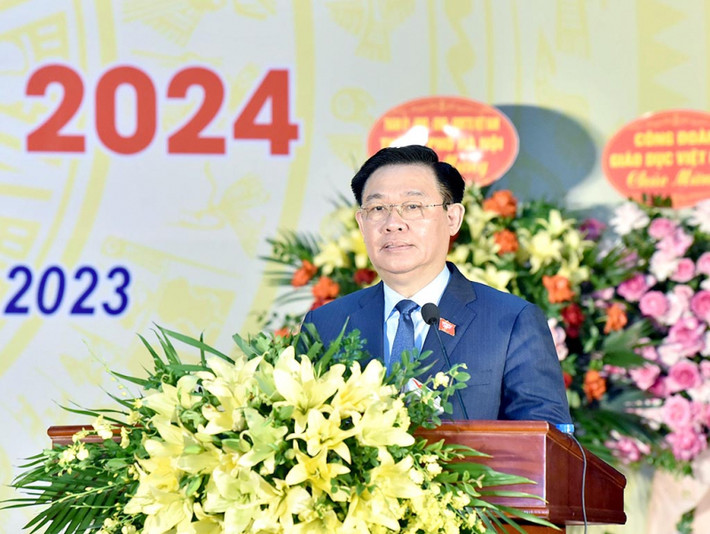 Dự Lễ khai giảng năm học mới tại Trường Hữu nghị T78, Chủ tịch Quốc hội Vương Đình Huệ phát biểu: Đảng và Nhà nước ta luôn đặc biệt coi trọng giáo dục, xem đây là quốc sách hàng đầu, luôn dành những điều tốt đẹp nhất để chăm lo cho sự nghiệp giáo dục, bảo đảm tất cả các em học sinh, dù ở đồng bằng hay ở miền núi, biên giới, hải đảo, ai cũng được học hành, tiếp cận giáo dục công bằng. Đây là nền tảng căn bản nhất để giải phóng con người khỏi nghèo nàn, lạc hậu, để có cuộc sống ấm no, tự do, hạnh phúc, xây dựng đất nước giàu mạnh.