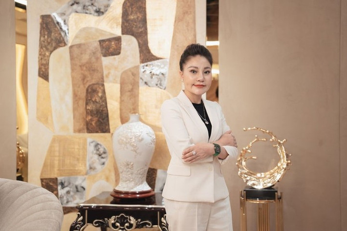 Thời kỳ đầu kinh doanh, từng giới thiệu trong tay có khối tài sản BĐS trải dài khắp ba miền đất nước, điều hành doanh nghiệp với vốn điều lệ lên tới hơn 1.000 tỷ đồng nhưng bà Vũ Thị Thuý - Tổng giám đốc Công ty Nhật Nam lại là người phụ nữ kín tiếng, ít xuất hiện hay chia sẻ trên truyền thông.