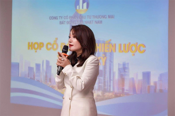 Thậm chí khi nhà đầu nói về việc đi vay lãi ngày để trả lãi ngân hàng, bà Vũ Thị Thúy, Tổng Giám đốc Công ty ty Nhật Nam lại nói rằng: "Tôi chưa bao giờ bảo ai đi vay ngân hàng đầu tư tôi. Càng không bao giờ bảo ai khuyến khích đi vay tiền đầu tư nên đừng bao giờ nói với tôi lý do đấy".