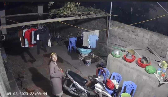 Khoảng 22h ngày 3/9, tại thôn Phú Minh, xã Triệu Lộc, huyện Hậu Lộc, lợi dụng việc gia đình một người dân không khóa cổng, “hot girl” Bella đã trộm một chiếc xe máy Jupiter, sau đó điều khiển chiếc xe máy lưu thông theo hướng Thanh Hóa - Hà Nội.