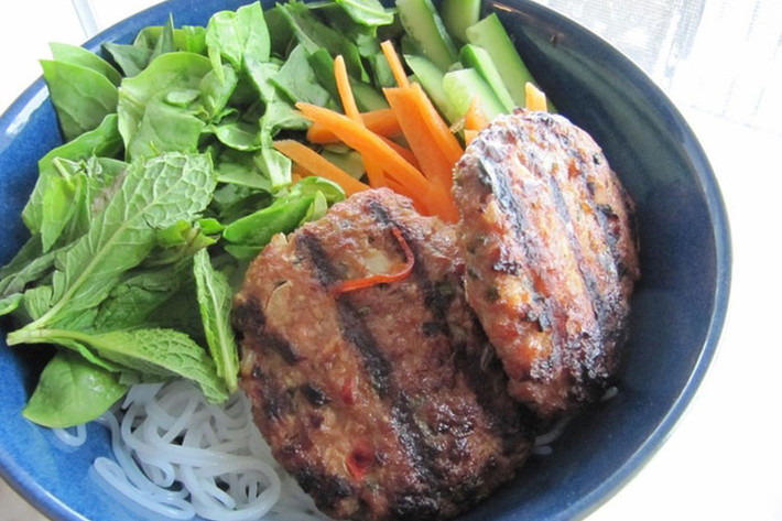Bạn có thể ăn món bún chả ở khắp nơi trên đất nước Việt Nam. Nhưng món ăn này bắt nguồn từ Hà Nội. Bún chả gồm có thịt lợn tẩm ướp, nướng ăn với bún kèm theo rau thơm và nước chấm.