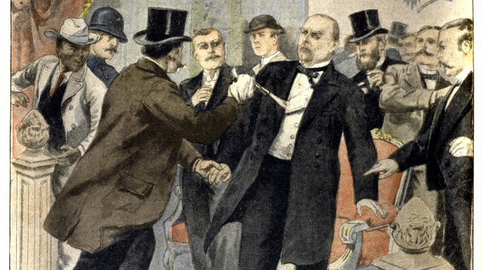 Tổng thống Mỹ William McKinley bị ám sát ngày 6/9/1901. Ngay sau khi xảy ra vụ ám sát, Tổng thống McKinley nhanh chóng được đưa đến bệnh viện điều trị. Tuy nhiên, do vết thương quá nặng, ông qua đời ngày 14/9/1901. Hung thủ gây ra vụ ám sát này là Leon Czolgosz.