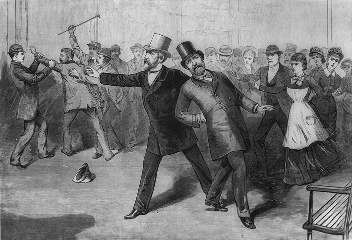 Tổng thống Mỹ thứ hai bị ám sát và qua đời trong thời gian tại nhiệm là James Garfield. Vào ngày 2/7/1881, Charles J. Guiteau đã thực hiện vụ ám sát Tổng thống Garfield.