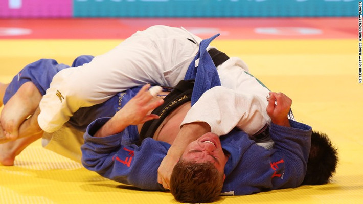 Trong tiếng Nhật, Judo có nghĩa là "nhu đạo". Trong đó, “Ju” có nghĩa là nhường bước và “Do” có nghĩa là mềm dẻo. Về cơ bản, Judo là trận đấu về kỹ năng chứ không phải sức mạnh. Các võ sĩ thường chỉ dùng lực cần thiết tối thiểu khi ra đòn.