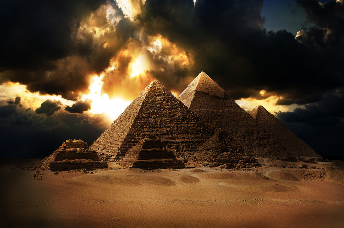 Đại kim tự tháp Giza gây chú ý khi nằm chính xác trên tọa độ giao nhau giữa kinh tuyến và vĩ tuyến dài nhất thế giới.