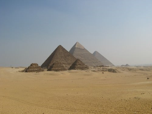 Đại kim tự tháp Giza càng trở nên bí ẩn hơn khi 3 kim tự tháp lớn nhất là Khufu, Khafre và Menkaure vừa nằm thẳng hàng tuyệt đối với nhau trên mặt đất vừa thẳng hàng với 3 ngôi sao vùng thắt lưng của chòm sao Orion.