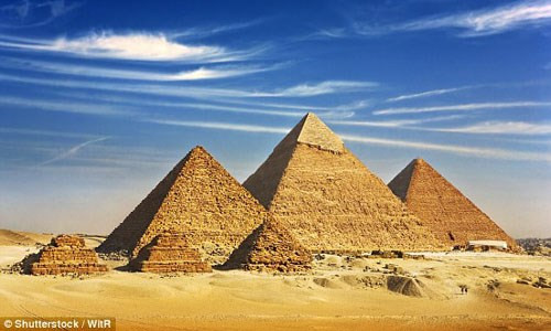 Thêm nữa, Đại kim tự tháp Giza nằm trên cùng một đường thẳng với "Vùng im lặng - Silent Zone" (ở Mexico) và "Tam giác quỷ" Bermuda (tây Đại tây Dương).