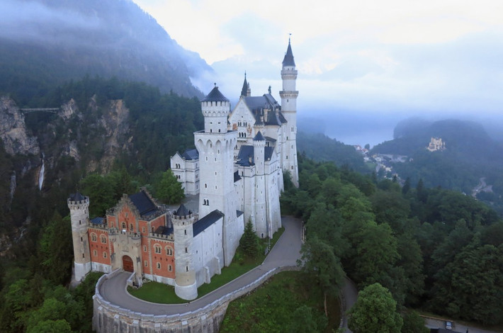 Lâu đài Neuschwanstein ở Bavaria, Đức trở thành nguồn cảm hứng cho hãng phim Walt Disney xây dựng nên tòa lâu đài cho "Nàng công chúa ngủ trong rừng".