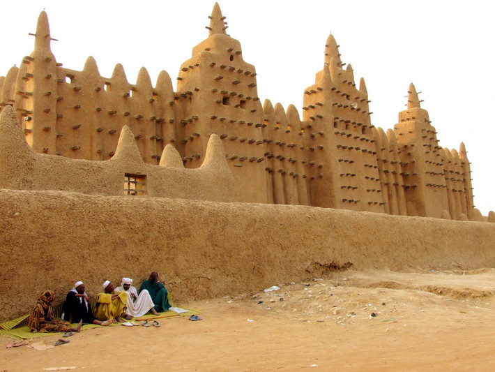 Nhà thờ Hồi giáo The Great Mosque of Djenné ở Mali là công trình có cấu trúc bùn lớn nhất trên thế giới. Nơi đây dựng xây dựng với sức chứa lên đến 3.000 người.