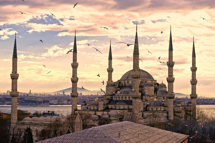 Nhà thờ Hồi giáo Thánh đường xanh (Blue Mosque) ở Istanbul, Thổ Nhĩ Kỳ được xây dựng bằng hơn 20.000 viên gạch thủ công vào đầu những năm 1600 - thời kỳ cực thịnh của Đế chế Ottoman.